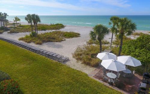 Longboat Key Apartamento | LaPlaya 201C Breathtaking Gulf panorama from this corner end unit with a private stairway to the beach