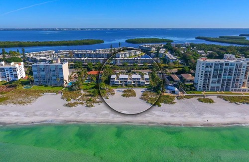 Longboat Key Apartamento | LaPlaya 202E Catch the gentle Gulf breezes on your private balcony beneath the swaying palms