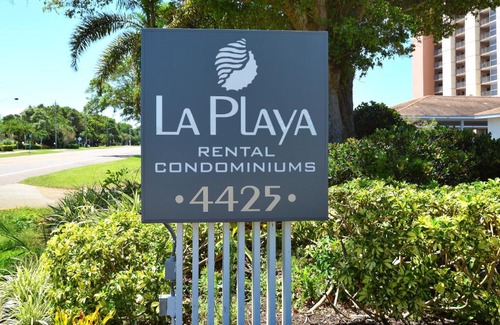 Longboat Key Apartamento | LaPlaya 202E Catch the gentle Gulf breezes on your private balcony beneath the swaying palms