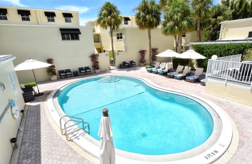 Longboat Key Apartamento | LaPlaya 202E Catch the gentle Gulf breezes on your private balcony beneath the swaying palms