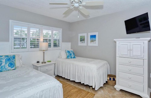 Longboat Key Apartamento | LaPlaya 202E Catch the gentle Gulf breezes on your private balcony beneath the swaying palms