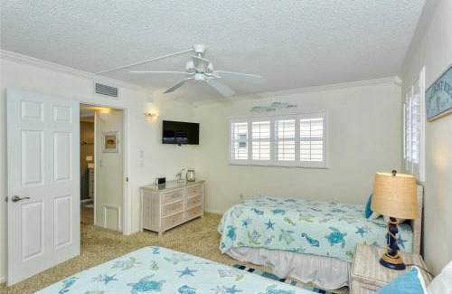 Longboat Key Apartamento | LaPlaya 204D Beach-lovers paradise 200 feet of private beach along the turquoise Gulf of Mexico