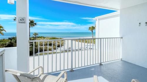 Longboat Key Apartamento | LaPlaya 206C Gorgeous vistas of the Gulf from this light and bright end unit with private access to the beach