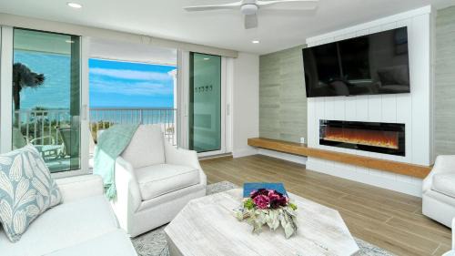 Longboat Key Apartamento | LaPlaya 206C Gorgeous vistas of the Gulf from this light and bright end unit with private access to the beach