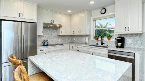 Longboat Key Apartamento | LaPlaya 206C Gorgeous vistas of the Gulf from this light and bright end unit with private access to the beach