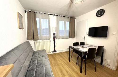 Le Creusot Apartamento | LAppart de Droite Confort en ville avec parking privé