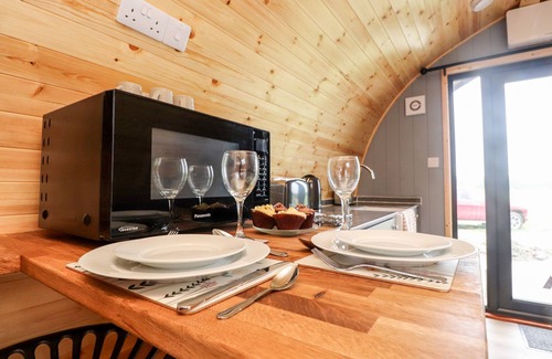 Knott End-on-Sea Cabaña | LAPWING LODGE, romantic, with hot tub in Lancaster