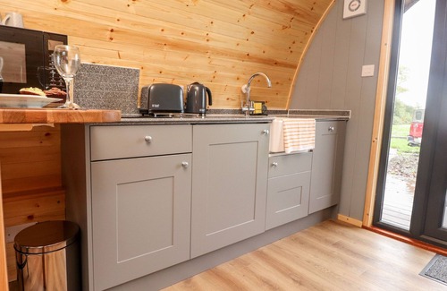 Knott End-on-Sea Cabaña | LAPWING LODGE, romantic, with hot tub in Lancaster