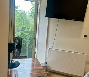 Lambeth Casa | Lara's Ensuite Double Room