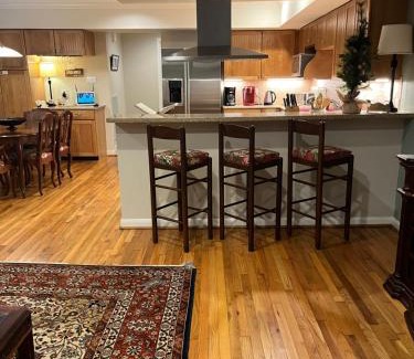 Bellaire Apartamento | Larch House