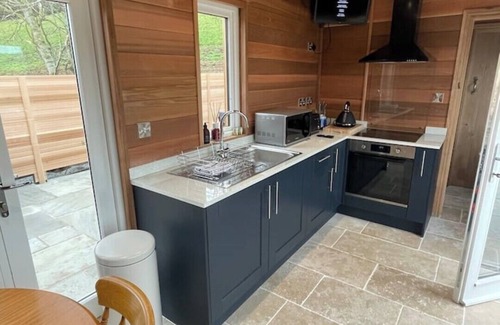 Cornhill on Tweed Chalet De Esquí | Larch Lodge - Idyllically situated Lakeside & private hot tub fishing riding