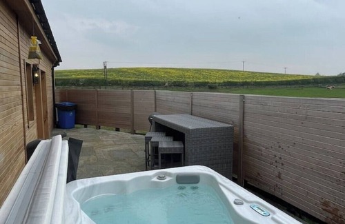 Cornhill on Tweed Chalet De Esquí | Larch Lodge - Idyllically situated Lakeside & private hot tub fishing riding