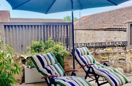 Villereal Casa | Large 260m2 bourgeois house with 36m2 terrace in the heart of Bastide Chromecast Tv