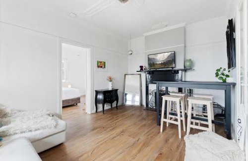 South Yarra Apartamento | Large 1 Bdrm Light Filled with City Views, South Yarra