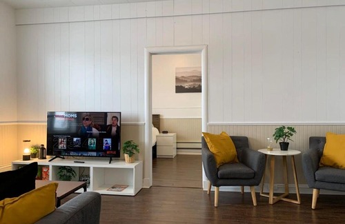 Moose Jaw Apartamento | Large 1-bedroom Condo l Downtown l WiFi & Smart TV