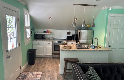 White St. Gallery Condominio | Large 1 bedroom condo in the historic area of Key West!