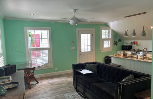 White St. Gallery Condominio | Large 1 bedroom condo in the historic area of Key West!
