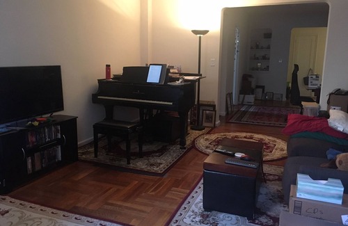 Fort George Apartamento | Large 1-br apartment near parks and shops. 5-min walk to subway, steps to buses