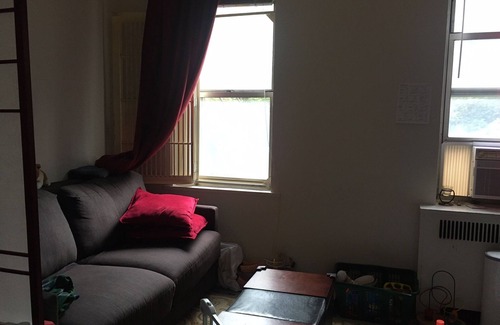 Fort George Apartamento | Large 1-br apartment near parks and shops. 5-min walk to subway, steps to buses
