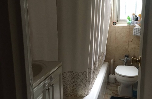 Fort George Apartamento | Large 1-br apartment near parks and shops. 5-min walk to subway, steps to buses