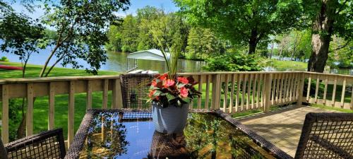 Paw Paw Casa | Large 1 BR Cottage, KING BED on the Lake