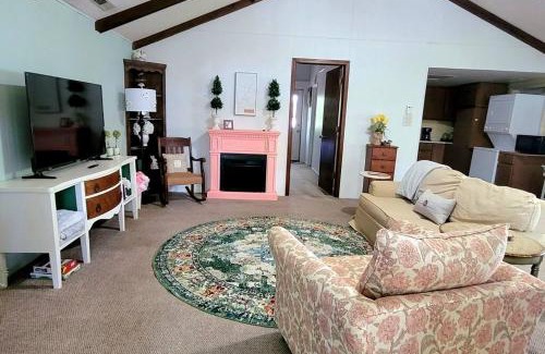 Paw Paw Casa | Large 1 BR Cottage, KING BED on the Lake