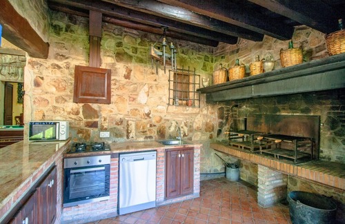 Vallcanera Villa | Masía con 10 grandes Habitaciones|34pers|Gran Sala de Juegos BBQ 45min de BCN