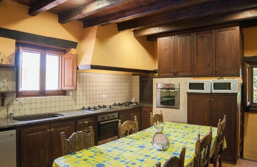 Vallcanera Villa | Masía con 10 grandes Habitaciones|34pers|Gran Sala de Juegos BBQ 45min de BCN