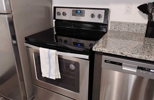 Downtown Hartford Apartamento | Large 1BR apartment Downtown Hartford, fitness room, Free parking,Pool,G ym