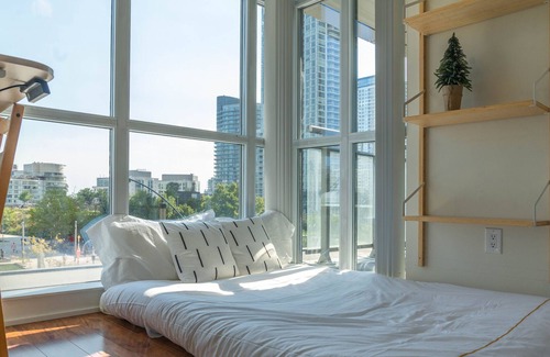 Bathurst Quay Condominio | Large 2 Bedrooms near CN tower