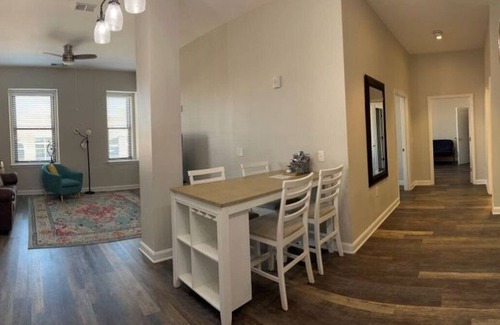 West Main Historic District Condominio | Large 2 King BR Condo in Theater District w Free Parking Gym Secure Walkable