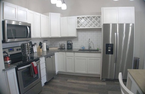 West Main Historic District Condominio | Large 2 King BR Condo in Theater District w Free Parking Gym Secure Walkable
