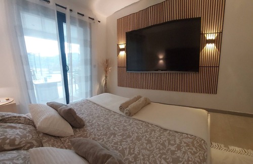 Gattieres Cama Y Desayuno | Large 20 m2 bedroom in recent villa with pool/jacuzzi