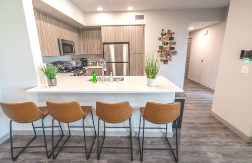 Camarillo Apartamento | Large 2BD 👑 SMART TVs 📺WiFi⚡Full Kitchen☕ Coffee