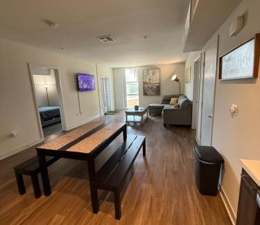Westlake South Apartamento | Large 2BR w Two Balcony's!