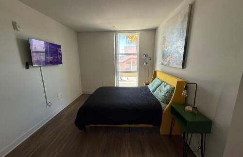 Westlake South Apartamento | Large 2BR w Two Balcony's!