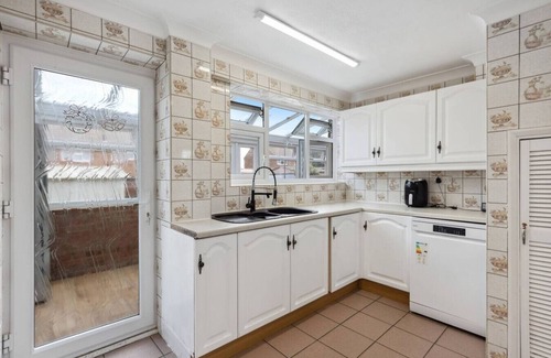 Singlewell Casa | Magnificent Gravesend 3 BR Home with Double Driveway!