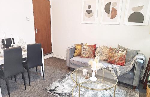 Wolverhampton Casa | Large 3 bed House Wolverhampton Families and Contractors