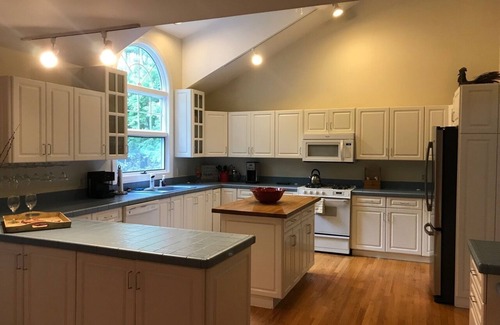 Glendale Casa | Large 3-bedroom house with WiFi and AC in Great Barrington