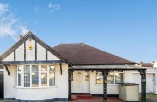 London Borough of Bromley Casa | Large 3 Bedroom House with free on site parking