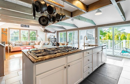 Provincetown Casa | Grandes 3 dormitorios / 2. 5 baños, a dos cuadras de la ciudad, dos lugares de estacionamiento, recientemente renovado