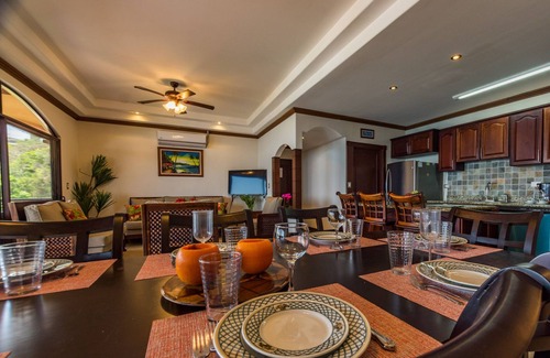 Punta Leona Condominio | Amplio condo, 3 dormitorios, Vistas Increíbles, Familias, camine a Playa Blanca
