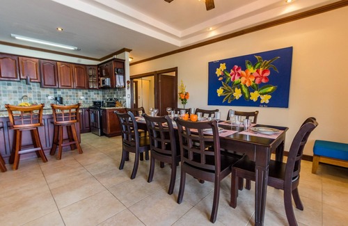Punta Leona Condominio | Amplio condo, 3 dormitorios, Vistas Increíbles, Familias, camine a Playa Blanca