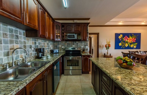 Punta Leona Condominio | Amplio condo, 3 dormitorios, Vistas Increíbles, Familias, camine a Playa Blanca