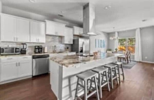 Oak Cliff Casa | Large 3BD/2BR Lower Bishop Arts Near Downtown Dallas