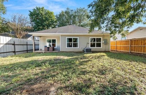 Oak Cliff Casa | Large 3BD/2BR Lower Bishop Arts Near Downtown Dallas