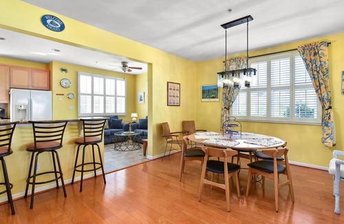 Bayside Casa | Gran 3 BR 2. 5 BA Casa adosada en West OC con garaje y piscina.