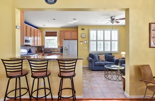 Bayside Casa | Gran 3 BR 2. 5 BA Casa adosada en West OC con garaje y piscina.