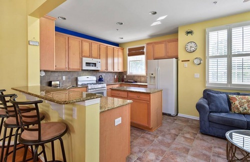Bayside Casa | Gran 3 BR 2. 5 BA Casa adosada en West OC con garaje y piscina.