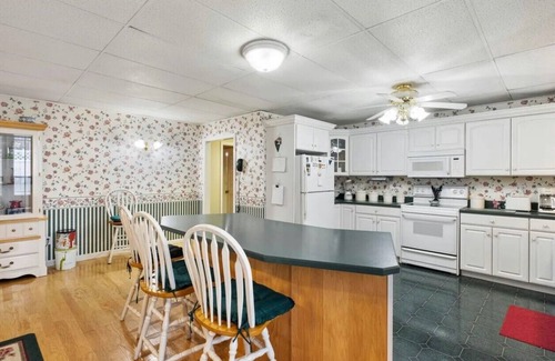 Berlin Apartamento | Large 3BR/2BA, Best NH Skiing/SkiDoo, Main St, Berlin, Huge Dining Area, 68" TV